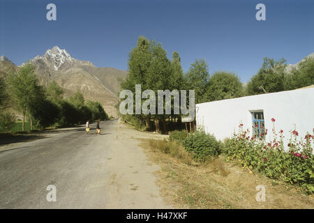 Tadschikistan, Pamir, Pamir Highway, Straße, Ort, Wohnhaus, Kinder, Asien, Mittelasien, Zentralasien, hohen Bergland, Hochgebirges, Pamir-Gebirge, Verkehrsweg, Autobahn, Verkehr Anlage, Avenue, Person, Pamiri, Haus, Pamiri Haus, Architektur, Flachdach, typisch, traditionell, aus der Ferne, ländlich, Berge, Landschaft, Einsamkeit, Stockfoto