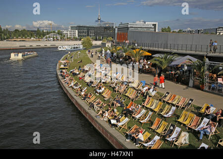 Deutschland, Berlin, Strand Strandbad, Büro der Bundeskanzler Ludwig Erhard Ufer, Tourist, kein Model-Release, Europa, Stadt, Hauptstadt, Stadt Teil, Palmen, Sonnenschirme, Liegestühle, Menschen, die Spree Spree-Ufer, Schiffe, Urlaub, Schiffe, Touristen, Fernsehturm, relax, Rest, Großstadt Atmosphäre, touristische, touristische Attraktion, Ausflug, Ziel, Szene, Bühne Club, Promenade, Person, Stockfoto