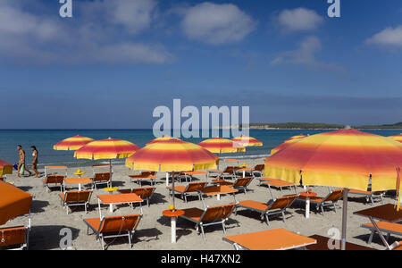 Italien, Sardinien, Porto Pino, Strand, Sonnenschirme, Liegestühle, Meer, südlichen Europa, Europa, Insel, Sandstrand, Südwest-Küste, Küste, Strand, Sand, sandigen Strand, Hotel, hell, Sonne, Bänke, Farben, Menschen, Badegäste, paar, Urlauber, Urlaub am Meer, Urlaub, Freizeit, Sommerurlaub, Mittelmeer, Breite, Abstand, Horizont, bewölkter Himmel, Stockfoto