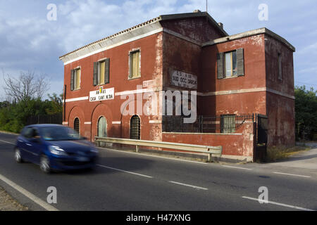 Italien, Sardinien, Strasse, Durchgang, Carbonia Iglesias, Gebäude, Straße Attendant Haus, ehemals, Verkehr, Europa, Süd, Europa, Insel, Landstraße, Straße, Straße Telefonzentrale, Haus, rot, dilapidatedly, alte, verwitterte, Auto, Pkw, Bewegung, Verkehr, fahren vorbei, gehen, Bewegungsunschärfe, im Außenbereich Stockfoto