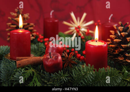 Adventskranz, zwei brennende Kerzen, Stockfoto