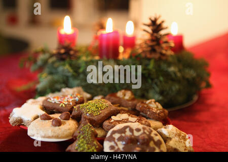 Adventskranz, vier brennende Kerzen, Stockfoto