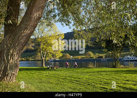 Deutschland, Rheinland-Pfalz, Moselufer, cycle Track, Fahrradtouristen, Abendsonne, Indian Summer, Stockfoto