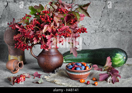 Gemüse und Beeren auf die alten Bretter grauer Hintergrund Stockfoto