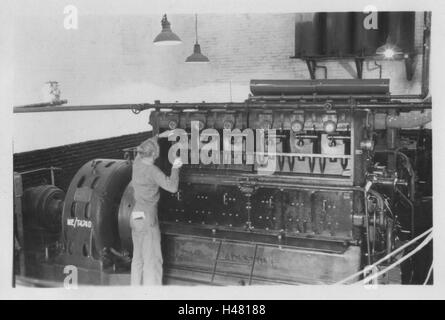 Nicht identifizierter Armeeingenieur, der sich für einen Blackstone-Dieselgenerator aufstellt. Foto aufgenommen im Lager des Royal Army Ordnance Corps (RAOC) des 10 Base Ordnance Depot im Gebiet Geneifa Ismailia nahe dem Suez-Kanal 1952 Ägypten Stockfoto