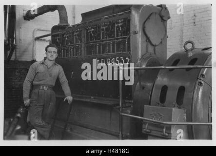 Der britische Armeeingenieur identifizierte John Cotterell neben einem Mirrlees Blackstone Dieselgenerator mit dem Spitznamen "Mighty Whirlitzer". Foto aufgenommen im Lager des Royal Army Ordnance Corps (RAOC) des 10 Base Ordnance Depot im Gebiet Geneifa Ismailia nahe dem Suez-Kanal 1952 Ägypten. Stockfoto