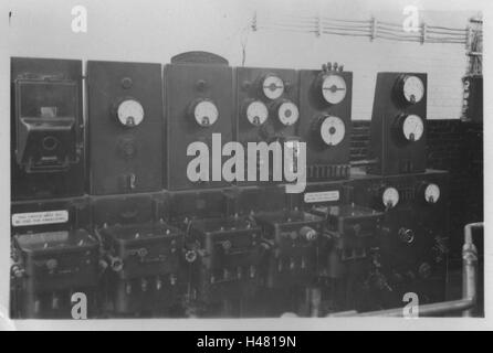 Elektrische Schalttafel zur Regelung der elektrischen Leistung eines Blackstone-Dieselgenerators. Foto aufgenommen im Lager des Royal Army Ordnance Corps (RAOC) des 10 Base Ordnance Depot im Gebiet Geneifa Ismailia nahe dem Suez-Kanal 1952 Ägypten Stockfoto