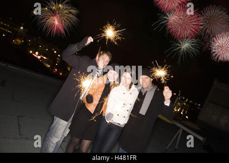 Silvester Eves, Paare, glücklich, Stern Werfer, Gruppenbild, Feuerwerk, Stockfoto