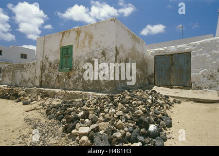 Spanien, die Kanaren Insel La Graciosa, Caleta del Sebo, Dorfstrasse, Häuser, Architektur, Straße, staubig, Wärme, Wildnis, Wehrmauer, Wolken, Himmel, Wohnhäuser, Ausgang, draußen, menschenleer, Steinen, Steinhaufen, Stockfoto