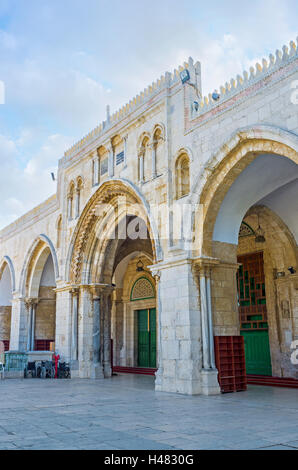 Die Fassade der Al-Aqsa Moschee geschmückt mit dem steinernen Bogengang, Jerusalem, Israel. Stockfoto