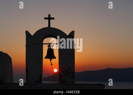 Blick auf Sonnenuntergang über Bell Tower von Agios Minas Kirche auf Santorini Stockfoto