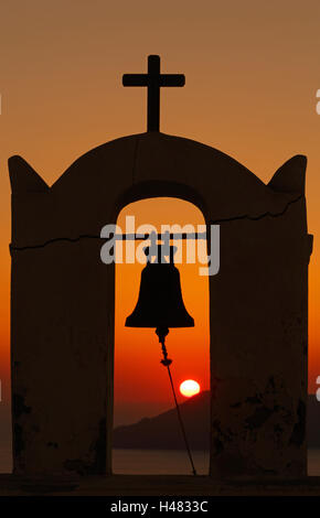 Blick auf Sonnenuntergang über Glockenturm der Kirche auf Santorini Stockfoto