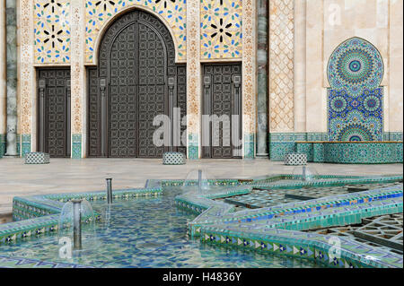 Ein Detail der Fassade der großen Moschee von Hassan II, beeindruckend von Casablanca, 1994 abgeschlossen. Stockfoto