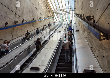 Personen auf Rolltreppen in Bermondsey U-Bahn-Station, London England Vereinigtes Königreich Großbritannien Stockfoto