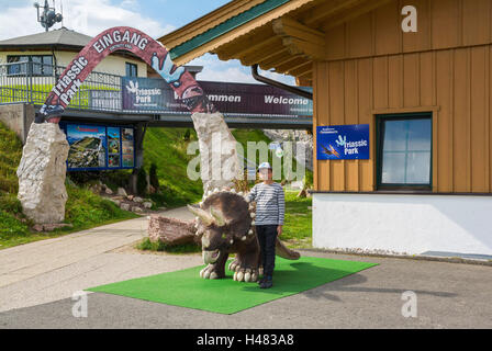 Unterhaltung und Abenteuer am Triassic Parc Strand auf Steinplatte, Österreich, Tirol, Waidring Alpen. Stockfoto