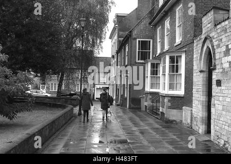 Schwarz / weiß - Straßenszene in Grantham UK an regnerischen Tag - Herbst Stockfoto