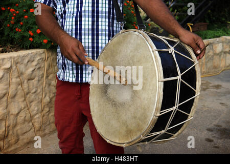 Ein Mann, eine arabische Perkussion Musikinstrument spielen, Tabl, traditionell für Dabke Tanz verwendet. Stockfoto