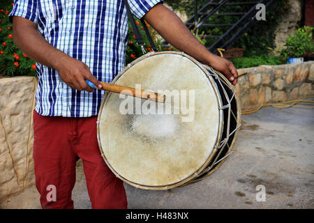 Ein Mann, eine arabische Perkussion Musikinstrument spielen, Tabl, traditionell für Dabke Tanz verwendet. Stockfoto