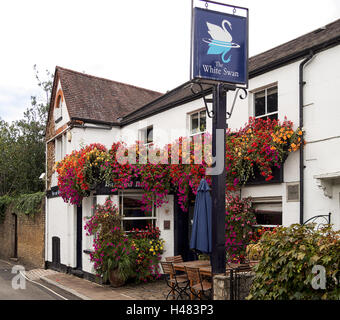 Typisch englisches Pub, Richmond, Surrey. Der weiße Schwan, mit Blumen. Stockfoto