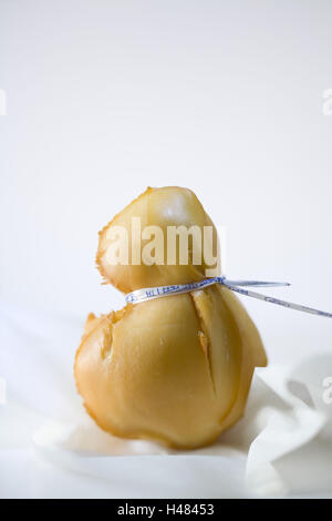 Scamorza Käse auf weißem Papier, Stockfoto