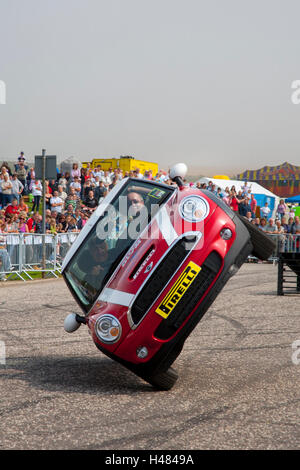 Das Russ Swift Mini Display Team Performing Skiing, ein Auto-Fahren Stunt Side Wheelie, bei dem das Auto gefahren wird, während es nur auf zwei Rädern, entweder das Paar auf der Fahrerseite oder auf der Beifahrerseite, balanciert wird. Der britische Stuntfahrer Russ Swift führt dieses Manöver im Rahmen seiner Shows durch. Arbroath Seafront spektakuläre Veranstaltung im Victoria Park, Dundee, Schottland, Großbritannien Stockfoto