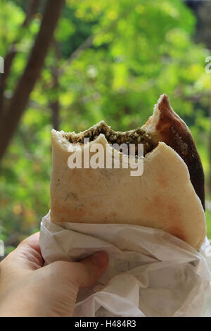 Ein Mankousheh, das traditionelle libanesische Frühstück. Stockfoto