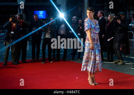 Gemma Arterton, Teilnahme an der 60. BFI London Film Festival Vorführung ihrer besten statt im Odeon-Kino am Leicester Square in London. Stockfoto