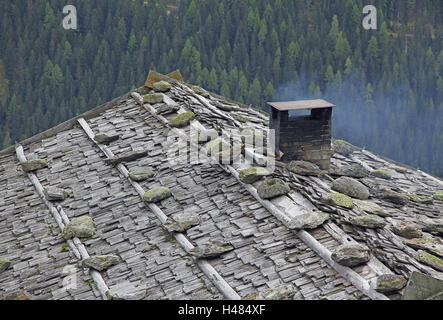 Südtiroler Bergbauernhof, Schindeldach, Schornstein, Stockfoto