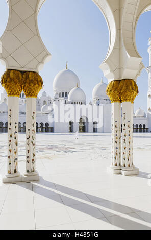 Kolonnade, Innenhof, Scheich Zayed Bin Sultan Al Nahyan Mosque, drittgrößte Moschee der Welt, Al Maqtaa Emirat Abu Dhabi, Vereinigte Arabische Emirate, Stockfoto