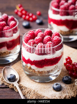 Himbeer Dessert, Käsekuchen, Maus in einem Glas Stockfoto