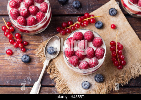 Himbeer Dessert, Käsekuchen, Maus in einem Glas Stockfoto