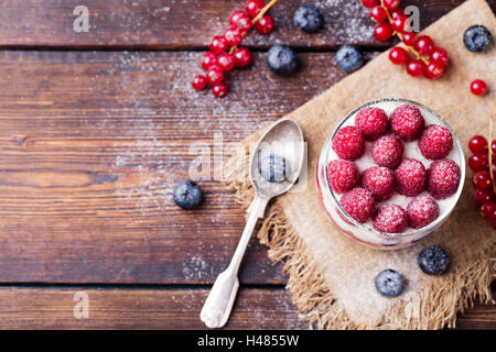 Himbeer Dessert, Käsekuchen, Maus in einem Glas Stockfoto