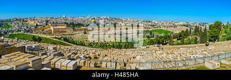 Panoramablick über den Friedhof auf dem Ölberg, Mauern von Jerusalem und der Tempel montieren, Israel. Stockfoto