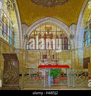 Der Altar der Kirche die Flagellation mit der malerischen Buntglasfenster, dekoriert mit Symbol, Jerusalem Israel Stockfoto