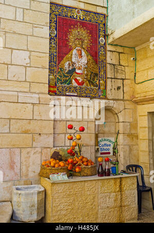 Das Symbol des glasierten Fliesen an der Wand Fassade der Kirche der Madonna des Krampfes, Jerusalem Israel Stockfoto