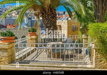 Die Panorama-Terrasse gegenüber die Dächer der Stadt ist der beste Ort, die laut muslimischen Viertel von oben, Jerusalem, Israel zu genießen. Stockfoto