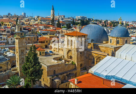 Die Kuppeln und Glockenturm Turm der Kirche des heiligen Sepulchre und schlanke Minarett der Moschee von Omar, Jerusalem Israel Stockfoto