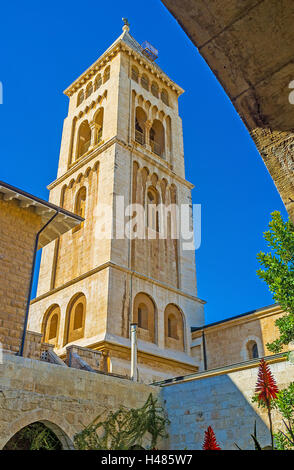 Der Blick auf die riesigen Glockenturm aus dem Hof der lutherischen Kirche des Erlösers, Jerusalem Israel Stockfoto