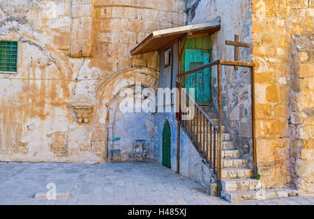 Der Eingang zum äthiopischen Kloster, befindet sich auf dem Dach der Kirche des Heiligen Grabes, Jerusalem, Israel. Stockfoto