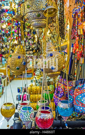 Die bunten Öllampen und arabischen Lichter in den Souvenir-Stand der arabischen Souk, Jerusalem, Israel. Stockfoto