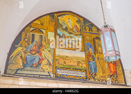 Der Säulengang am Eingang des St. James Cathedral dekoriert mit den alten Symbolen, Jerusalem Israel Stockfoto