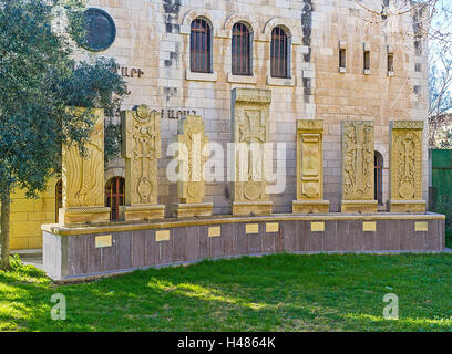 Die armenische Kreuzsteine (Khachkars) vor das armenische Patriarchat Seminar, Jerusalem, Israel Stockfoto