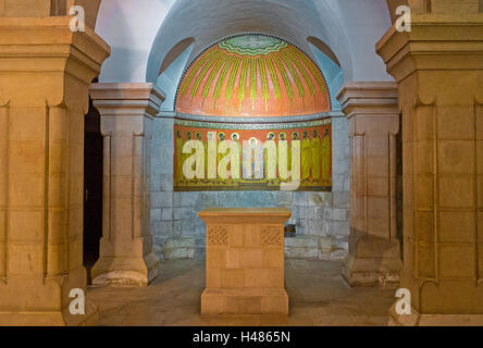 Der Altar in der Krypta der Dormitio-Kirche dekoriert mit dem Mosaik-Symbol, Jerusalem, Israel Stockfoto