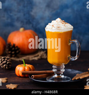 Kürbis Smoothie, Spice Latte. Feuchtfröhliche cocktail Stockfoto