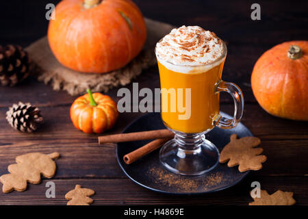Kürbis Smoothie, Spice Latte. Feuchtfröhliche cocktail Stockfoto