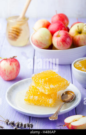 Frische Äpfel, Lavendel, Honig und Waben Stockfoto