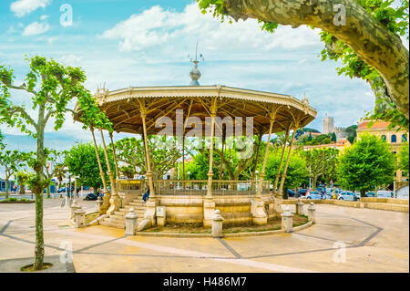 Die malerische Vintage Kiosque eine Musique auf der Allee de la Liberte Charles de Gaulle in Cannes, Frankreich. Stockfoto