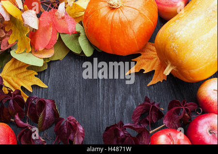 Rahmen von Herbst Gemüse und Obst auf einem schwarzen Hintergrund Stockfoto