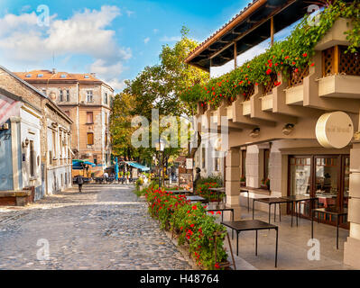 Das gemütliche Café mit Terrasse Onhistoric Skadarlija Straße, Belgrad. Stockfoto