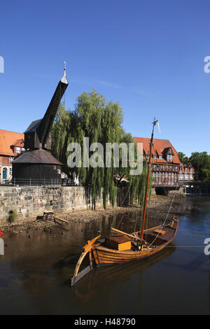 Lüneburg (Stadt), alte Kran und Tudor House Hotel Bergström auf der Ilmenau, Stockfoto